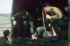 Kuva: Argentiinan sotilasjuntan sotilaita Falklandinsaarilla. YLE kuvanauha/Eurovision.