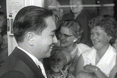 Kuva: Naiset ihailevat Gill Hilariota ikkunan takaa. YLE kuvanauha. 