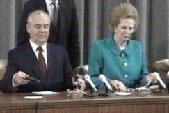 Kuva: Margaret Thatcher ja Mihail Gorbatshov tiedotustilaisuudessa vuonna 1990. YLE kuvanauha. Kuva: Margaret Thatcher ja Mihail Gorbatshov tiedotustilaisuudessa vuonna 1990. YLE kuvanauha.