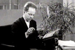 Kuva: Veijo Meri kirjoittaa koneella. (1966) YLE kuvanauha.