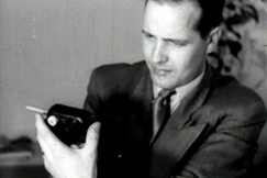 Kuva: Diplomi-insin��ri Heikki Vesala ja transistoriradio. (1955) YLE kuvanauha.