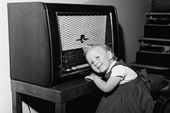 Kuva: 3-vuotias Liisa Jussila kuuntelee radiota. (27.05.1957) Ruth Tr�skman.