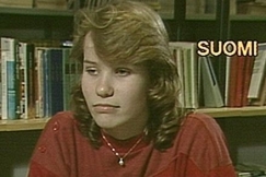 Kuva: Nuori tytt� kertoo mit� miettii koulusta ja opettajista. YLE kuvanauha. 