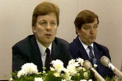 Kuva: Uuden hallituksen tiedotustilaisuus. P��ministeri Esko Aho ja ulkoministeri Paavo V�yrynen. YLE kuvanauha.