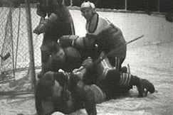 Kuva: J��kiekoilijat kasassa maalin edess�. YLE kuvanauha.