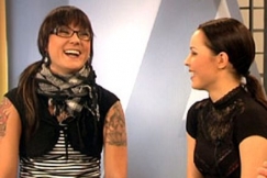 Kuva: Mira Luoti ja Paula Vesala PMMP-yhtyeest�. (2006) YLE kuvanauha. 