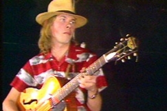 Kuva: Muusikko J. Karjalainen. (1982) YLE kuvanauha.