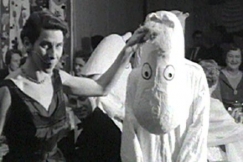 Kuva: Tove Jansson ja muumi Kalastajatorpalla. YLE kuvanauha/Lii-filmi.