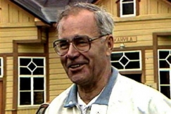 Kuva: Kirjailija Kalle P��talo. Taustalla Jalavan kauppakartano. (1987) YLE kuvanauha.