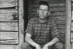 Kuva: Pentti Linkola istuu aitan rappusilla. YLE kuvanauha.