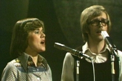 Kuva: Pihasoittajien laulajia. YLE kuvanauha.