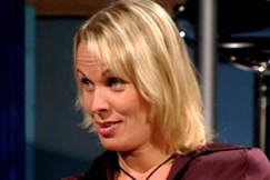 Kuva: Kirjailija Nina Honkanen. (2005) YLE kuvanauha.