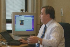 Kuva: Pekka Vennamo esittelee Internetin erikoisuuksia. (1996) YLE kuvanauha. 