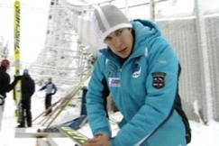 Kuva: M�kihypp��j� Arttu Lappi huoltaa suksiaan. (2006) YLE kuvanauha.