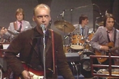 Kuva: Juha Tikka, Tuomari Nurmio, Leevi Lepp�nen ja Olli Haavisto esiintyv�t. (1983) YLE kuvanauha.