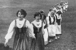 Kuva: Vuoden 1967 helkakulkue. Neidot edest� lukien: Eila Sipil�, Mirja Valkeap�� ja Irma Valkeap��. - Ritvalan Nuorisoseura.