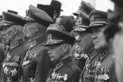 Kuva: Mannerheimin ratsastajapatsaan paljastutilaisuudesta 4.6.1960. YLE kuvanauha.