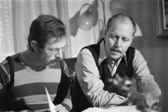 Kuva: Runo-ohjelmaa suunnittelevat ohjaaja Timo Martinkauppi (vas) ja p��kuvaaja Raimo Hartzell. YLE Kuvapalvelu.