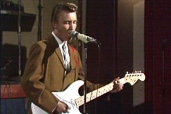 Kuva: Ducktails-yhtyeen kitaristi Jukka Roine. (1979) YLE kuvanauha.