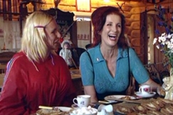 Kuva: Pirre ja Aira Samulin kahvip�yd�n ��rell�. YLE kuvanauha.