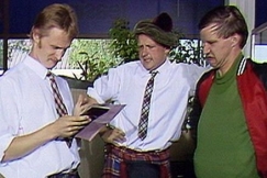 Kuva: Aulis eli Taneli M�kel� tekem�ss� autokauppoja. YLE kuvanauha. 