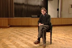 Kuva: Tapani Karhu Kulttuuritalon juhlasalissa. (2007) YLE kuvanauha.