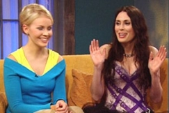 Kuva: Miss Suomi Hanna Ek ja laulaja Sharon den Adel. (2005) YLE kuvanauha.