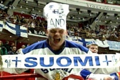 Kuva: Ville Peltonen ja Jere Lehtinen avoautossa juhlakulkueessa. (1995) Pekka Sipil�.