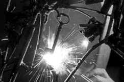 Kuva: C�sar hitsaa metalliteosta. YLE kuvanauha