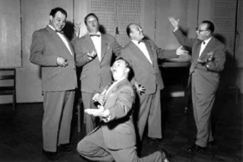 Kuva: Seisaalla Kauko K�yhk�, Teijo Joutsela, Arvo Nuotio polvillaan ja h�nen takanaan Eero V�re ja Harry Bergstr�m oikealla ��rimm�isen�. (1954) Aarne Pietinen.