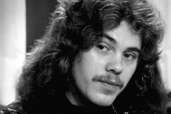 Kuva: Alan Lancaster haastattelussa vuonna 1974. YLE kuvanauha.