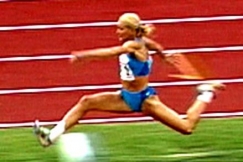 Kuva: Heli Koivula EM-kisojen kolmiloikkakilpailussa. (2002) YLE kuvanauha.