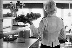 Kuva: Ravintolaty�ntekij� laivalla 1974. YLE kuvanauha.