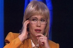 Kuva: Toimittaja studiossa (Outi M�enp��). YLE kuvanauha.