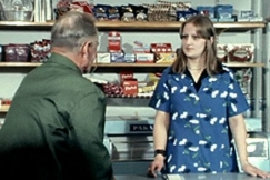 Kuva: Kyl�kaupan myyj� palvelee asiakasta. YLe kuvanauha. 