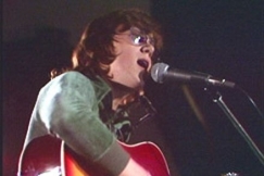 Kuva: Mikko Alatalo laulaa. (1976) YLE kuvanauha.