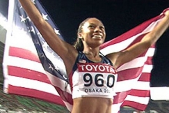 Kuva: Allyson Felix juhlii 200 metrin MM-voittoaan. (2007) YLE kuvanauha.