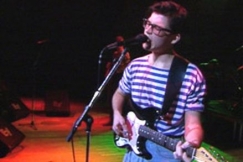 Kuva: Kultakuume-yhtyeen Petri Saarela rockin SM-kisoissa. (1987) YLE kuvanauha.