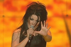 Kuva: Hanna Eurovision laulukilpailun finaalissa 2007. YLE kuvanauha.