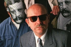 Kuva: Pankkilaskun maksajat. Timo-Erkki Heino. (1996) Seppo Sarkkinen. 