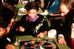 Kuva: Sikke Sumari pelaa Trivial Pursuitia. (1985) YLE kuvanauha.