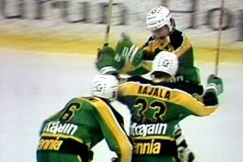 Kuva: Ilveksen pelaajat tuulettavat. (1985) YLE kuvanauha.