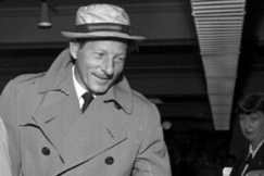 Kuva: Danny Kaye ostamassa matkakamuistoja Helsingiss�. (1955) Kalle Kultala.