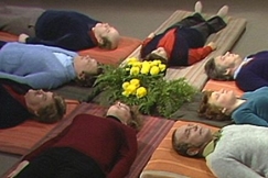 Kuva: Terveyskurssilaiset rentoutuvat. YLE kuvanauha.