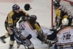 Kuva: Tilanne puoliv�lier�ottelussa K�rp�t-Blues. (2006) YLE kuvanauha.