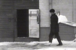Kuva: Y�majan asukas Lepakkoluolan edustalla. (1968) YLE kuvanauha.