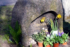 Kuva: Jarno Saarisen hauta. (2007) YLE kuvanauha.