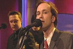 Kuva: Aki Sirkesalo laulaa. YLE kuvanauna. 