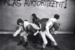 Kuva: Kommuunin jäseniä näytelmässä Nyt. (1969) YLE kuvanauha. Kuva: Kommuunin jäseniä näytelmässä Nyt. (1969) YLE kuvanauha.
