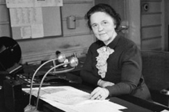 Kuva: Ebba Jakobsson-Lilius radion kuuluttamossa. (1930-luku) YLE Valokuva-arkisto.